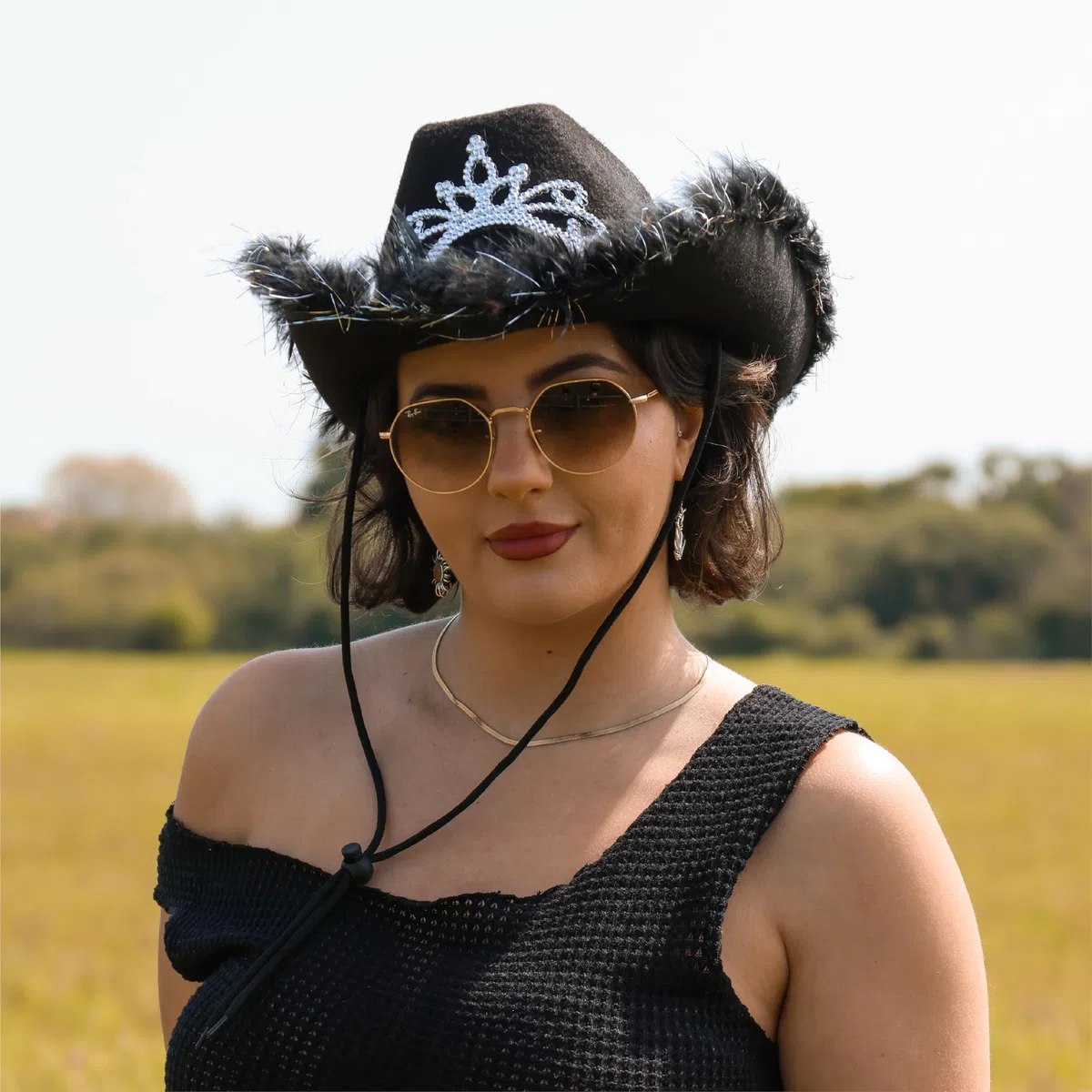 Diadem Cowgirl-Hut – Schwarzer Cowgirl-Hut mit Tiara-Dekoration und Marabu-Besatz – Erwachsenen-Musikfestival-Kostüm-Zubehör