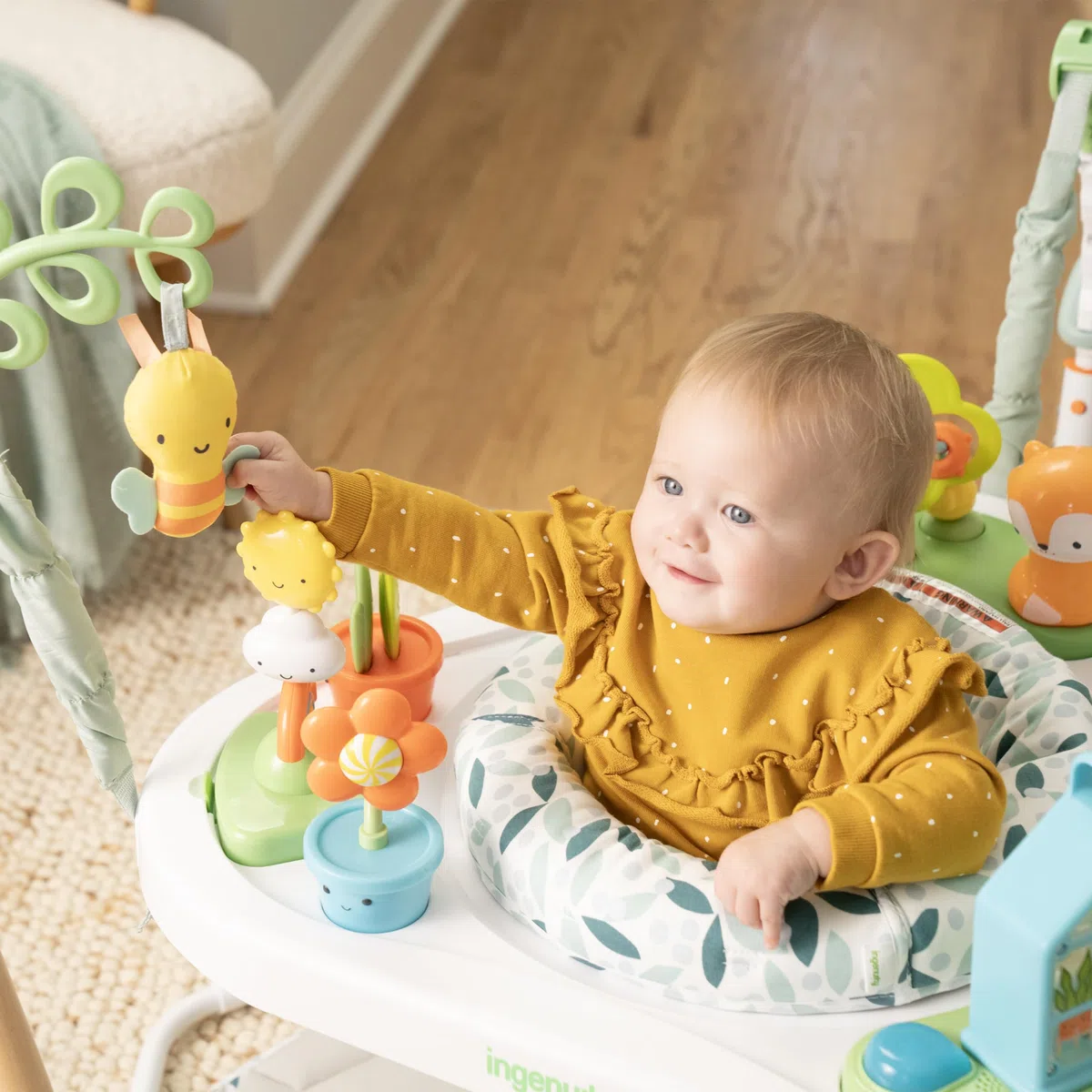 Ingenuity Play Stage 3-in-1 Aktivitätscenter und Springhilfe mit verstellbarer Höhe und Spieltisch